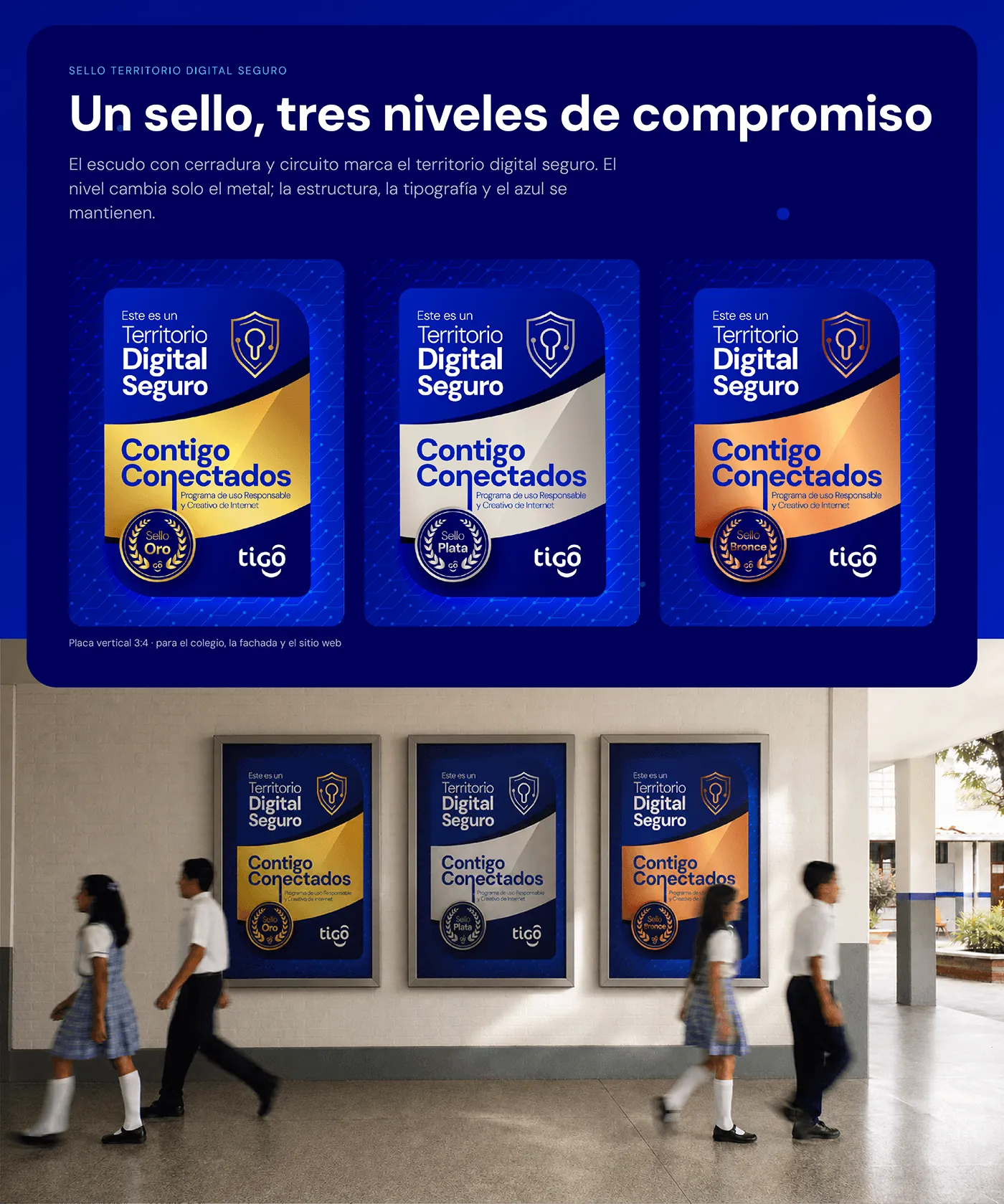Placas verticales 3:4 del Sello Territorio Digital Seguro en Oro, Plata y Bronce, y las tres colgadas en el pasillo de un colegio